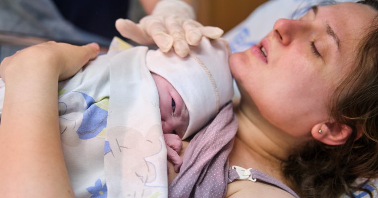 O mămică a născut în tren şi şi-a numit fetiţa după femeia care a ajutat-o