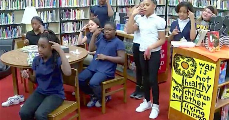 Incredibil! Copiii dintr-o şcoală primară din Illinois renunţă la orele de joacă pentru a învăţa limbajul semnelor, în semn de solidaritate cu un coleg de clasă surdo-mut 