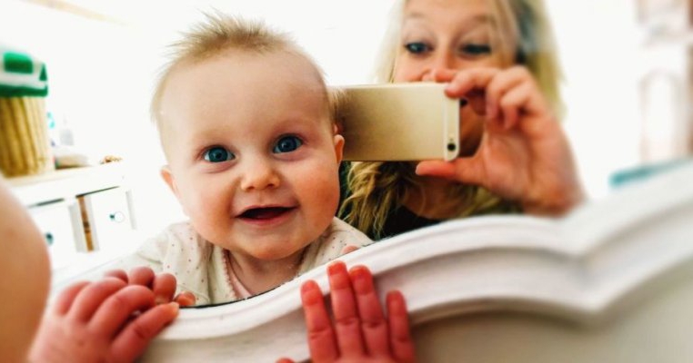 Părinţii pot face închisoare pentru că postează fotografii cu copiii lor pe Facebook