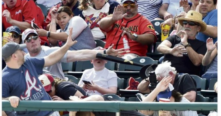 Momentul în care un bărbat salvează un copil de o bâtă de baseball, imortalizat în fotografia perfectă