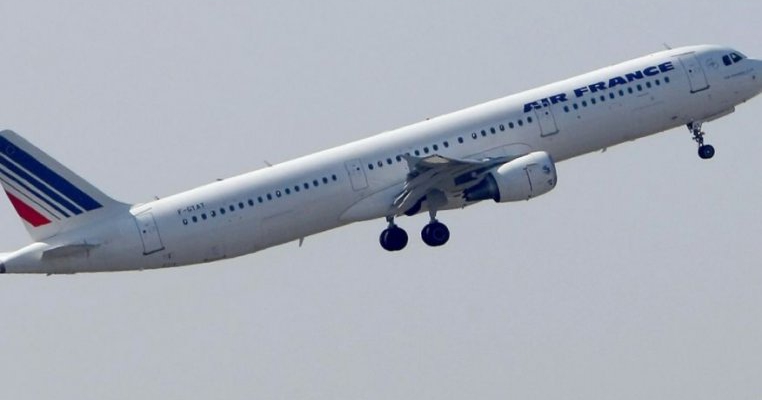 O femeie a fost descoperită ascunzand un copil în bagaj, în avion