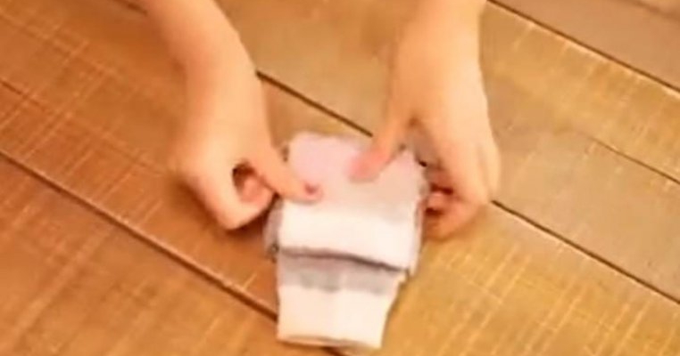 VIDEO: O mamă ne arată cum să nu mai pierdem şosetele niciodată