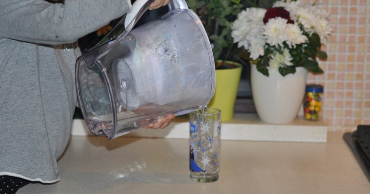 Am testat o cană de filtrat apa: 10 motive care m-au convins că este cea mai bună soluţie