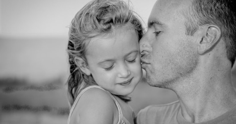 3 moduri prin care taţii pot să asigure fetiţelor lor o imagine de sine sănătoasă