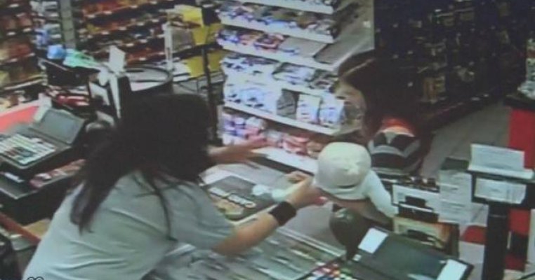 Video: Gestul incredibil al unei casiere pentru o mămică ne-a lăsat cu gura căscată!