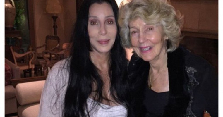 La 70 de ani Cher ne uimeşte cu un selfie alături de mama sa de 90 de ani, amândouă fără machiaj
