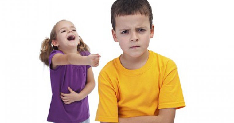 8 Semne că al tău copil are un prieten toxic