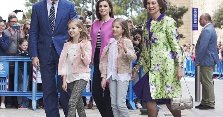 Micile prinţese ale Spaniei au ieșit pentru prima oară în public după 6 luni, alături de părinţii lor