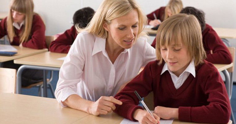 Directorii școlilor primare impun profesorilor să folosească cerneală roz pentru a corecta lucrările copiilor
