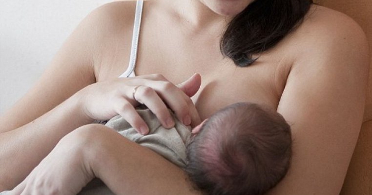 Iată motivul pentru care femeile supraponderale alaptează mai puțin timp decât cele cu greutate normală