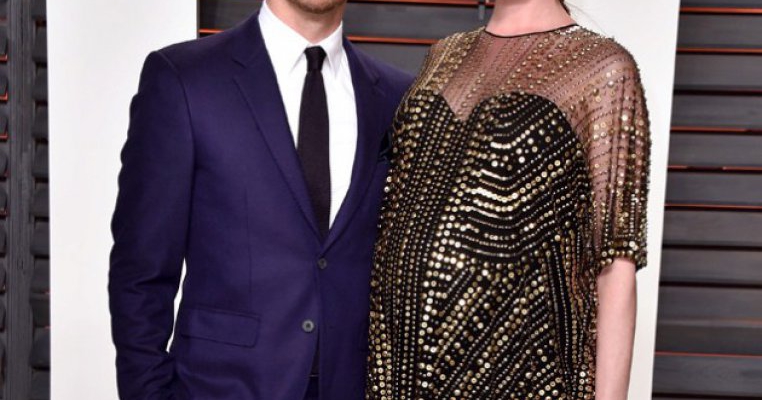 Anne Hathaway a devenit mămică de băieţel!