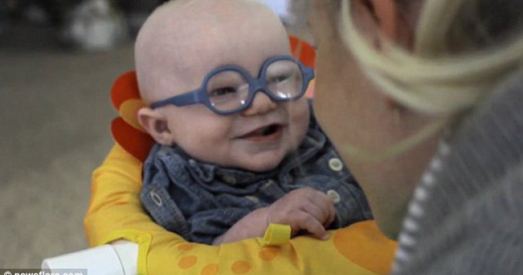 Momentul emoţionant când un bebeluş cu probleme de vedere îşi vede mama pentru prima oară