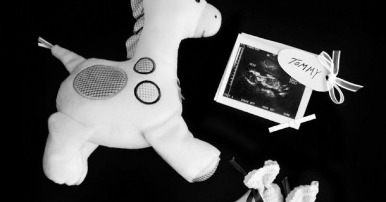O mamă imortalizează cele 11 pierderi de sarcină în fotografii emoţionante