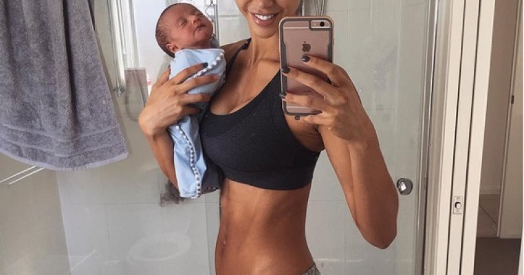 Mămică-model este desfiinţată de alte mame după ce postează un selfie cu bebeluşul ei!