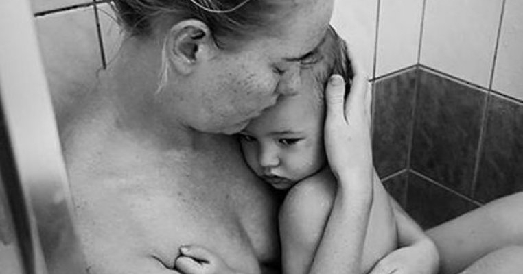 Un băieţel fotografiază un moment din viaţa mamei sale, iar fotografia devine virală