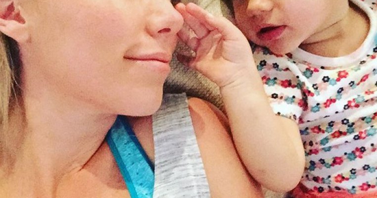 Kendra Wilkinson postează o fotografie realista cu abdomenul ei imediat după naştere