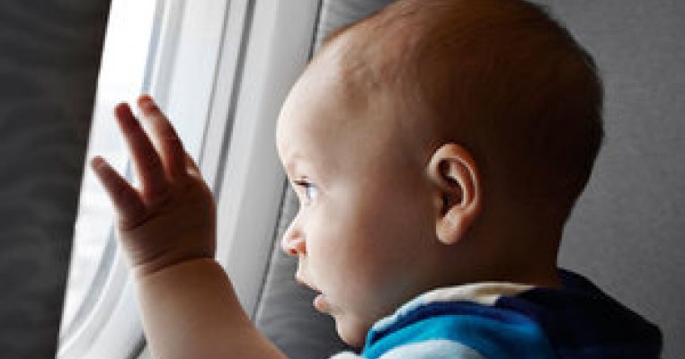 Ideea genială a unei companii aeriene de a rezolva problema bebelușilor care plâng în avion