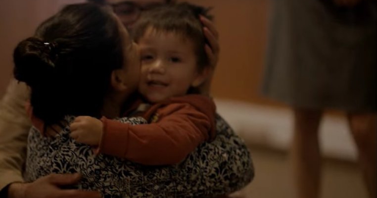 "Un alt tip de naștere" - mesajul emoționant al unei reclame care încurajează adopțiile