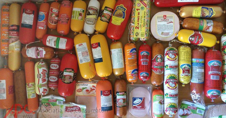 Jumătate din parizerul de pe piață conţine piele de pasăre, emulsie din şorici, zgârciuri, cartilagii şi până la 19 aditivi!