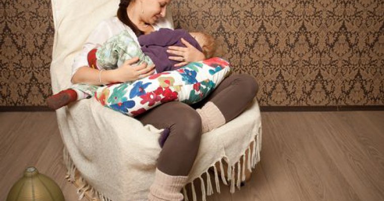 Perna de alaptat: un must-have al proaspetei mamici 
