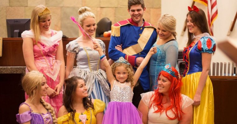 Procesul de adopție al unei fetițe de 5 ani s-a desfășurat într-o sală de judecată plină cu prințese Disney