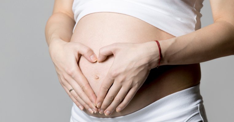 Decesul intrauterin: implicații fizice și psihice 