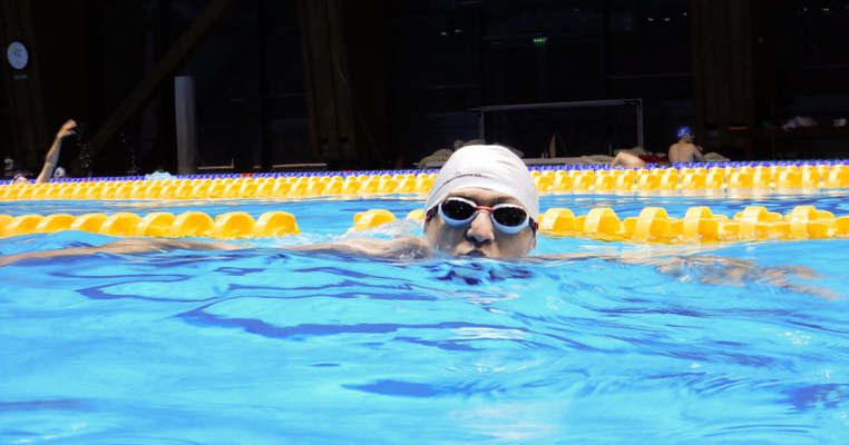 15 înotători vor participa la Swimathon București și vor strânge fonduri pentru copiii sprijiniți de Fundația Hope and Homes for Children