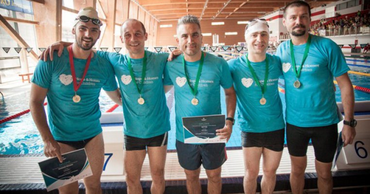 3 echipe de înotători “au făcut valuri” la Swimathon București pentru Hope and Homes for Children și au strâns bani pentru copiii aflați în pericol de abandon