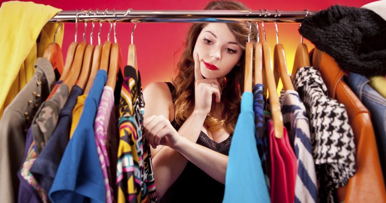 10 piese vestimentare pe care o mamă stilată nu trebuie să le poarte