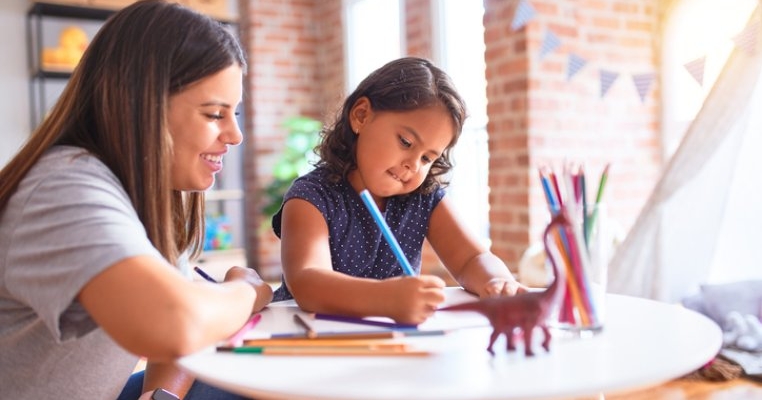 7 lucruri pe care să i le spui copilului despre desenele lui, în loc de “Foarte frumos!”