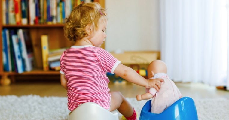 Cum înveți copilul la oliță? Există diferențe între băiat și fată?