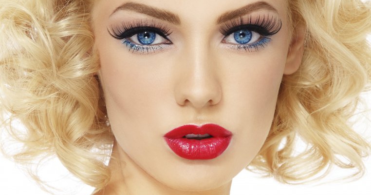 Vrei sa iti faci parul blond? Iată cum sa iti decolorezi parul acasa corect