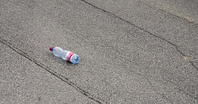 Mami, doamna a aruncat o sticlă pe jos. Nu chemăm poliţia?