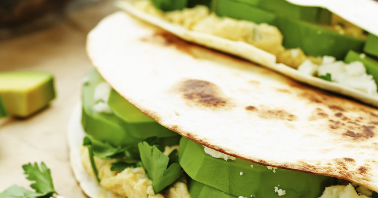 Sandviş din tortilla cu avocado şi feta