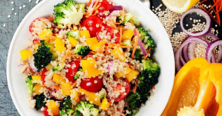 Salată cu quinoa şi broccoli