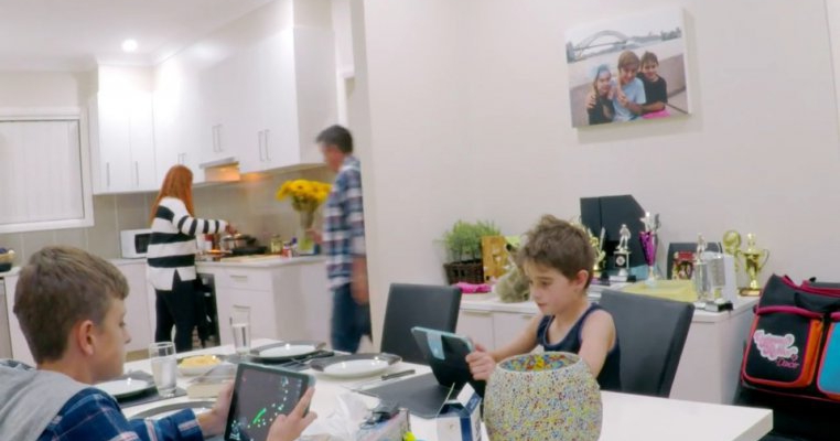 Video demonstrativ: copiii se joacă pe tablete la masă, nu observă că părinții au fost înlocuiți de niște străini