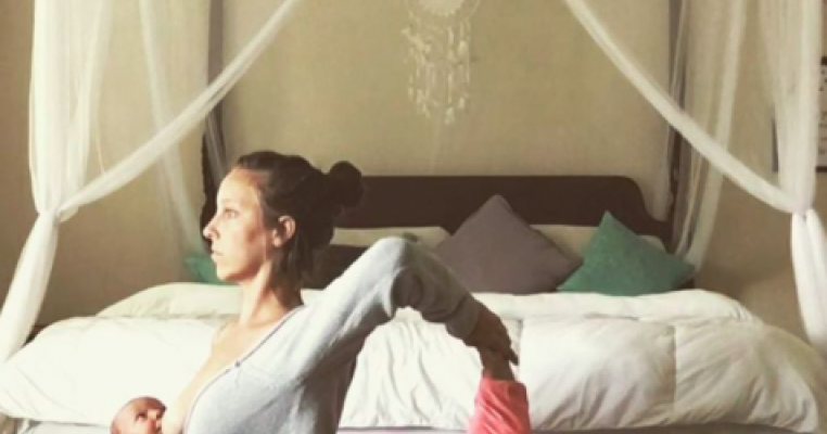 Alăptarea dusă pe culmile Yoga. Extrem sau nu?