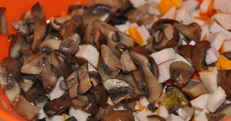 Salata de ciuperci brune