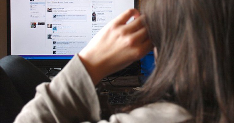 O fată de 18 ani își dă în judecată părinții pentru pozele postate de aceștia pe Facebook când era mică