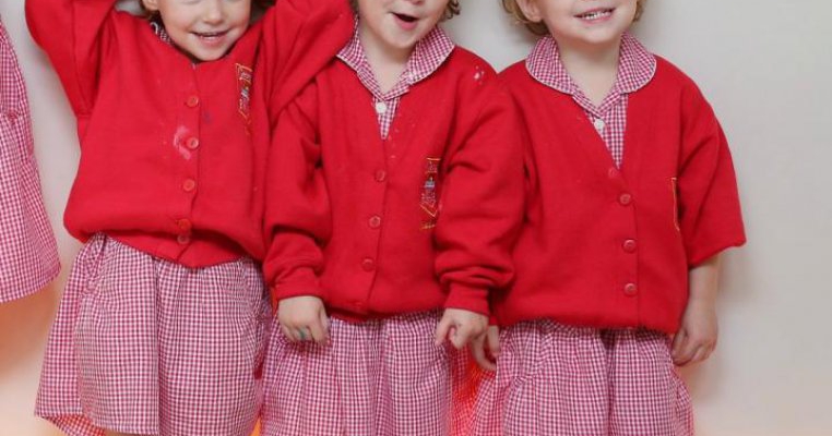 Ideea genială a unor părinți de tripleți pentru a ajuta educatorii să îi deosebească