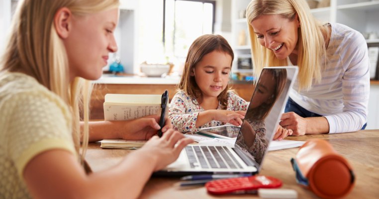 Homeschooling în România? Ce prevede legislația și la ce să se aștepte părinții când aleg școala de acasă 