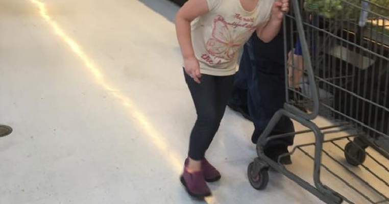 Un tată își pedepsește fetița agățându-i părul de cărucior în supermarket
