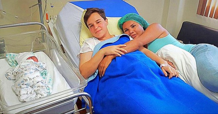Un bărbat care a fost femeie dă naștere unui bebeluș conceput cu o femeie care a fost bărbat