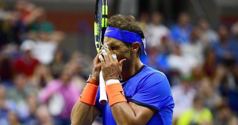 Rafael Nadal a oprit meciul demonstrativ cu John McEnroe pentru a ajuta o spectatoare să-și găsească fiica