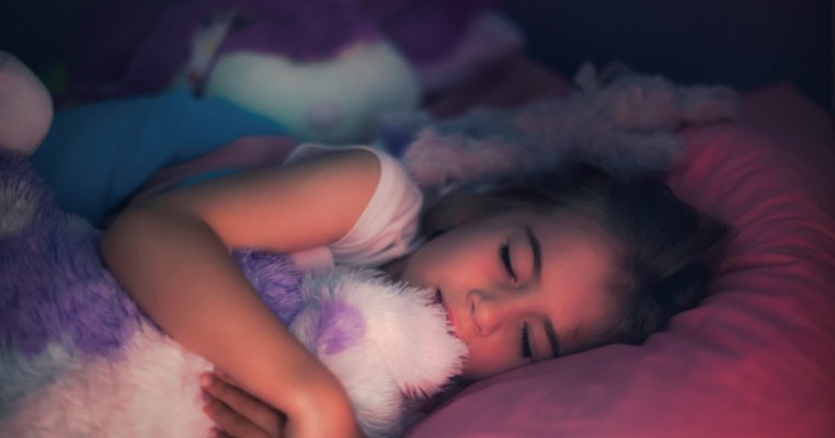 Ghid de somn pentru copil pe vârste: sfaturi utile pentru părinți de la pediatru 