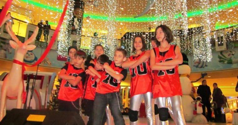 Mos Craciun a poposit cu sania plina  cu cadouri si surprize la Baneasa Shopping City