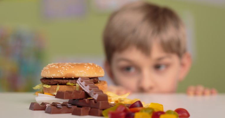 8 Alimente care duc la obezitate la copii