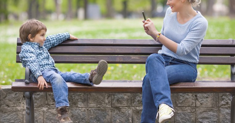6 ipostaze cu copii pe care părinții nu ar trebui să le posteze pe Facebook