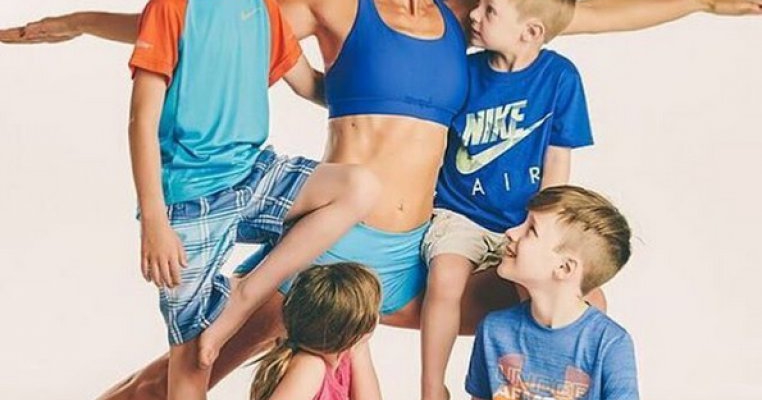Mama care doarme împreună cu cei 4 copii ai săi într-un pat de 5 metri 