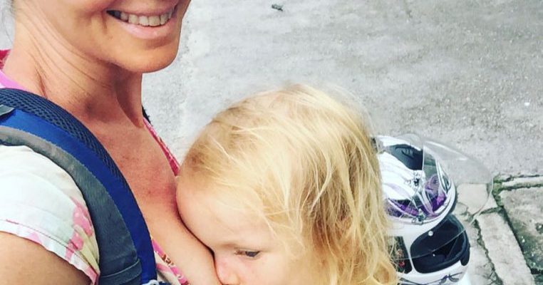 Mama care spune că este bine să se alapteze copiii până la 8 ani